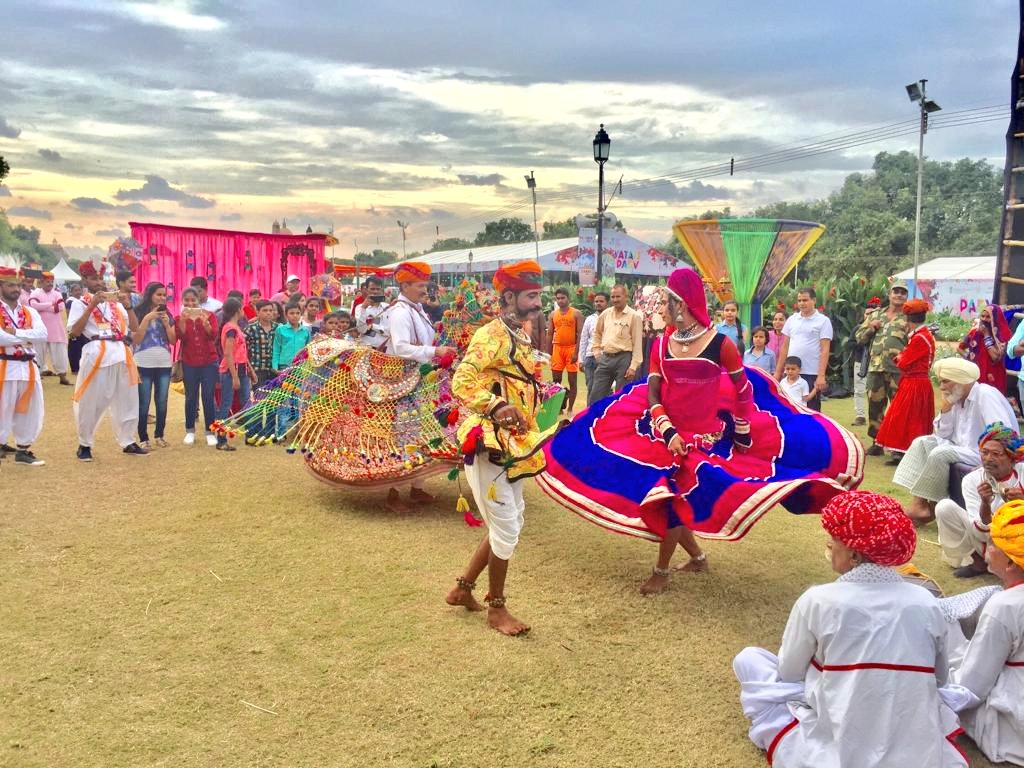 my_rajasthan's tweet photo. Rajasthan Paryatan Parv 2018

You can measure the zeal out here in Horsepowers!

#UtsavSthan #ParyatanParv2018 #MyRajasthan #JaaneKyaDikhJaaye https://t.co/Nl9y3jYFsG