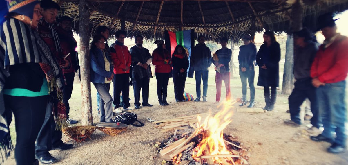 CCE_Pichincha's tweet photo. #FelizViernes Con la ceremonia del encendido del fuego inicio el #KollaRaymi organizado por @CCE_Pichincha.
Un Guillipun de los pueblos hermanos Mapuche que celebran la fiesta de la femineidad, de la fertilidad, de la luna https://t.co/Ht6wA9rAz6