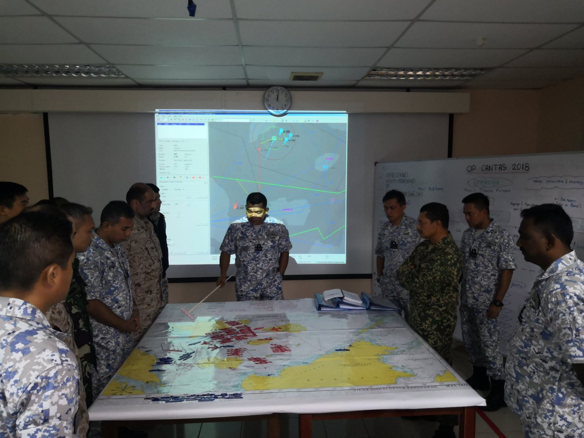 mmi403206's tweet image. 20.9.18. Commandant @MAFSC_ visit to @PUSTAKMAR for NAVEX 2 (MCSC 47/18 Navy Course Participants CPX).
#BuildUpMorale
#LearnAndEnjoy
#EspritDeCorps