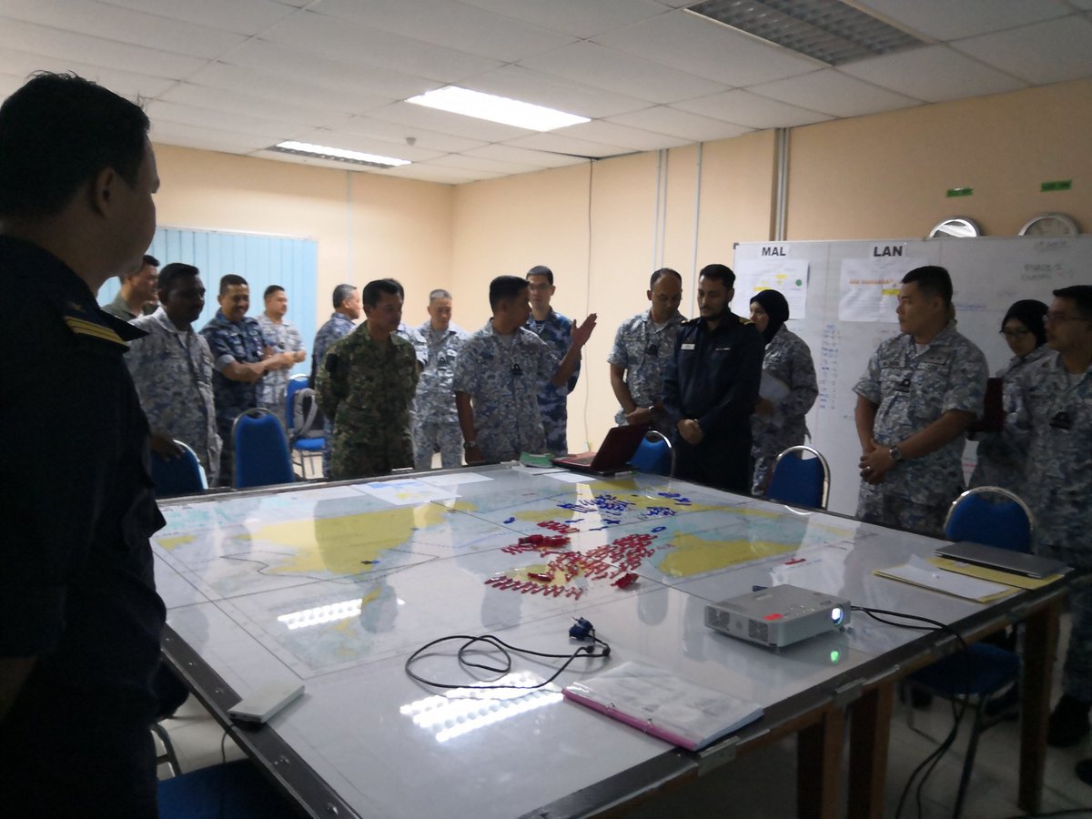 mmi403206's tweet image. 20.9.18. Commandant @MAFSC_ visit to @PUSTAKMAR for NAVEX 2 (MCSC 47/18 Navy Course Participants CPX).
#BuildUpMorale
#LearnAndEnjoy
#EspritDeCorps