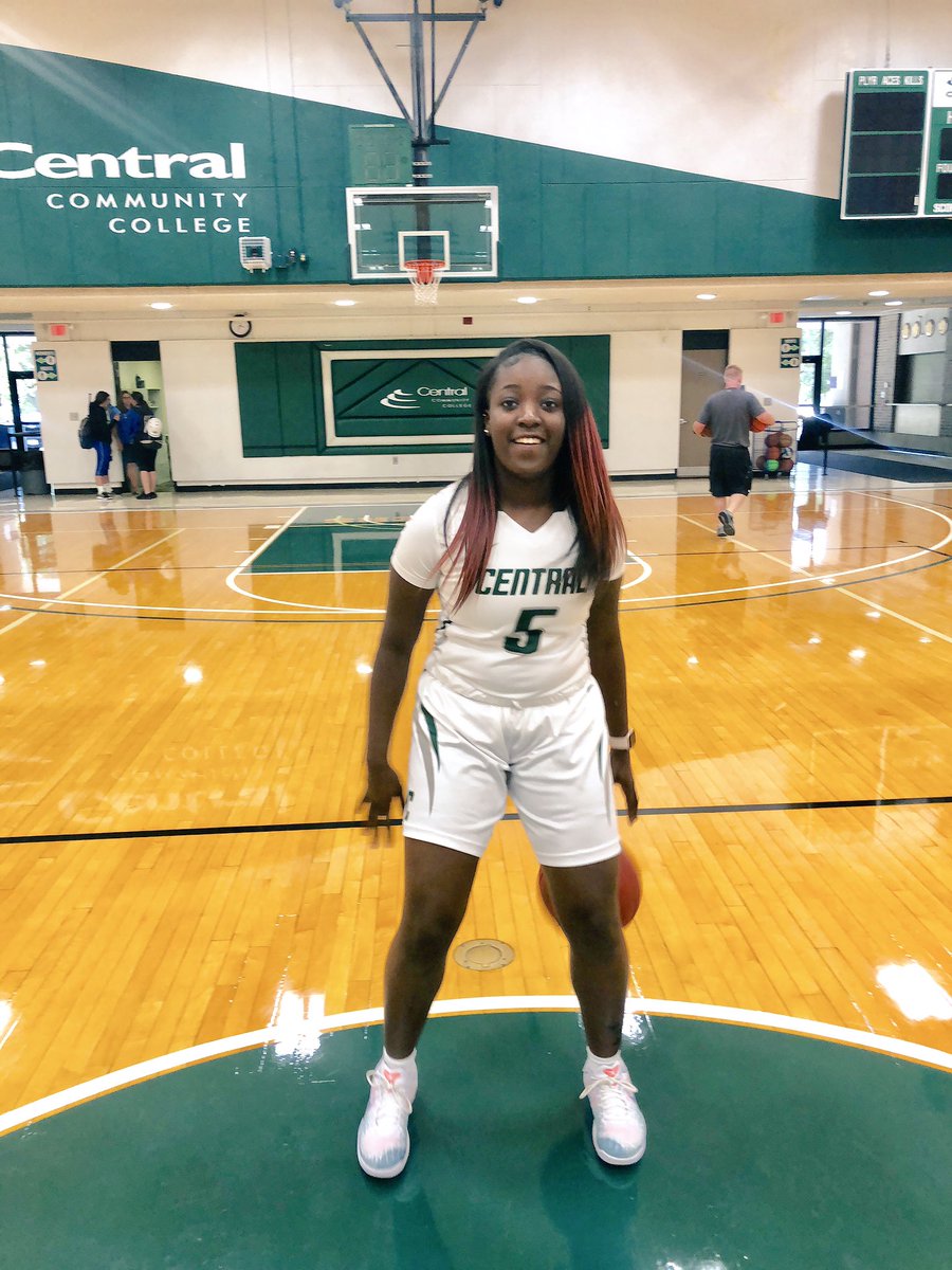 Aliizzeeee_'s tweet photo. sophomore szn 💚🎒 https://t.co/isHMw3i2o9