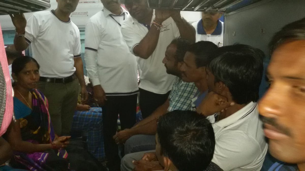 drmsecunderabad's tweet photo. #StationDirector   #Interacted with Passengers on cleanliness awareness #Swachh Rail in  General Coaches  of #TrainNo12728 #Godavari express #Godavary Express at @HYDERABAD station. https://t.co/eZxzMdceud