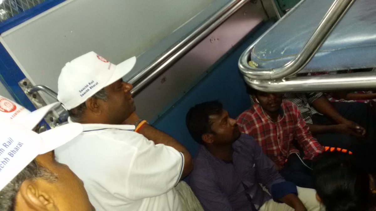 drmsecunderabad's tweet photo. #StationDirector   #Interacted with Passengers on cleanliness awareness #Swachh Rail in  General Coaches  of #TrainNo12728 #Godavari express #Godavary Express at @HYDERABAD station. https://t.co/eZxzMdceud