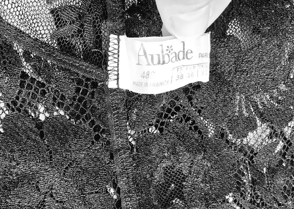 pointsensible's tweet photo. 🇫🇷 Trésor de #LingerieFrançaise 🇫🇷 Magnifique robe de nuit #Aubade. Dentelle de Calais. 1985. La belle époque où la marque fabriquait en France !
Collection privée #PointSensible. 
➡️ https://t.co/dQr7BCAbi8 
#MadeInFrance https://t.co/g3EhJ8NzMg