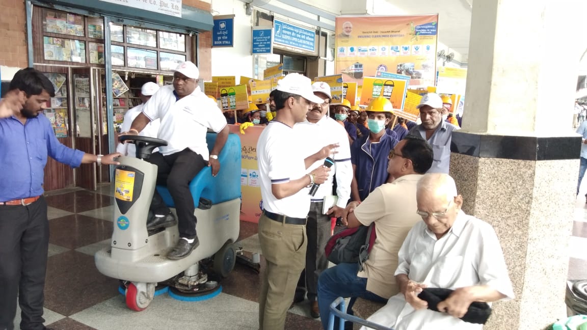 drmsecunderabad's tweet photo. #Swachh Railgaadi #Swachh station awarness campaign carried out by #StationDirector  and EnHM staff at @Hyderabad station. https://t.co/Na0nus1GNs
