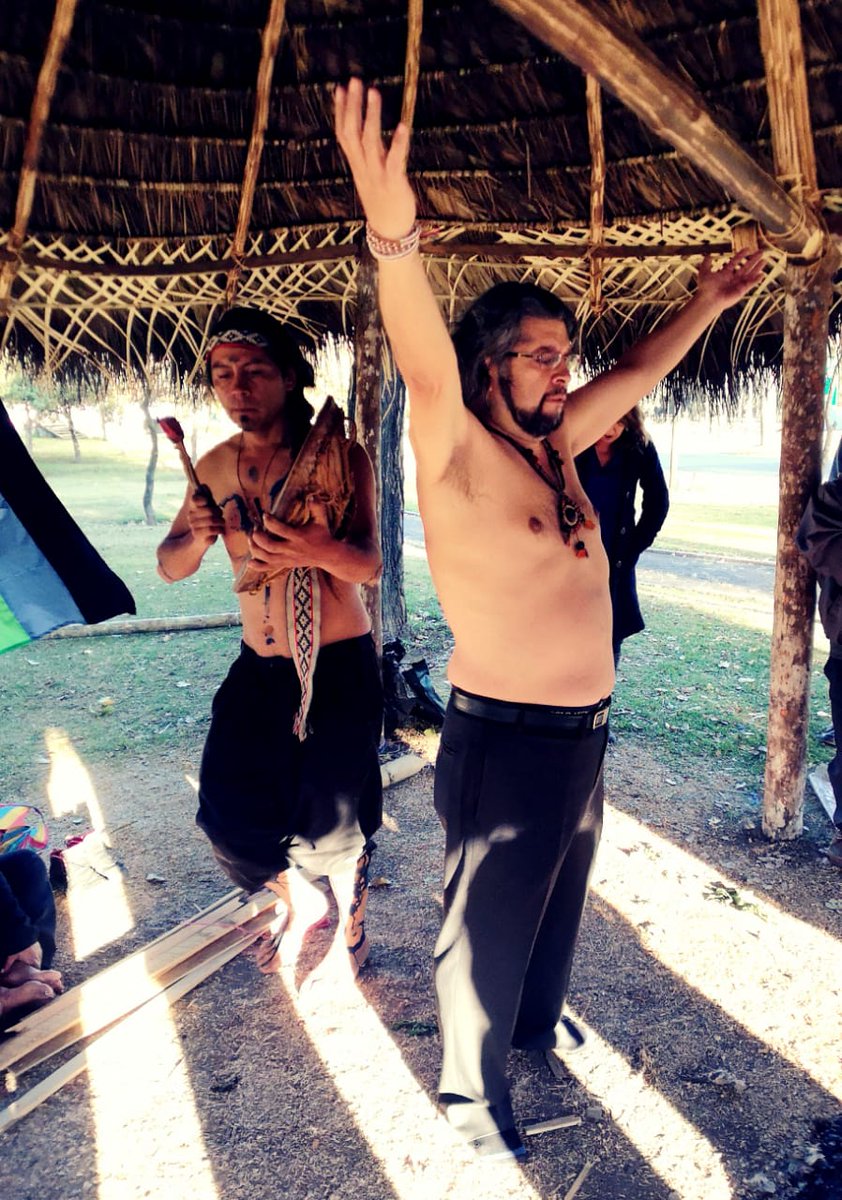 CCE_Pichincha's tweet photo. "Estamos acá a las 6 de la mañana, interactuando con los elementos, las fuerzas que nos rodean, haciendo una limpia para la gente que estaba cargada energética mal" indica el representante #Mapuche en la ceremonia del #KollaRaymi en el Parque El Arbolito #PabellondelasArtes https://t.co/yY4zRnaM3F