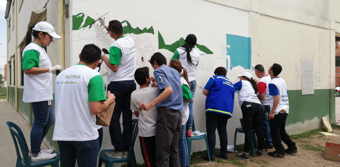 ParquesColombia's tweet photo. En Mosquera, también el páramo es protagonista de los murales pintados por el #PoderdeMil Gracias voluntarios por ser #GuardianesdelaConservación en este trabajo dedicado de dos días! #EducaciónAmbiental https://t.co/extQcibpP9