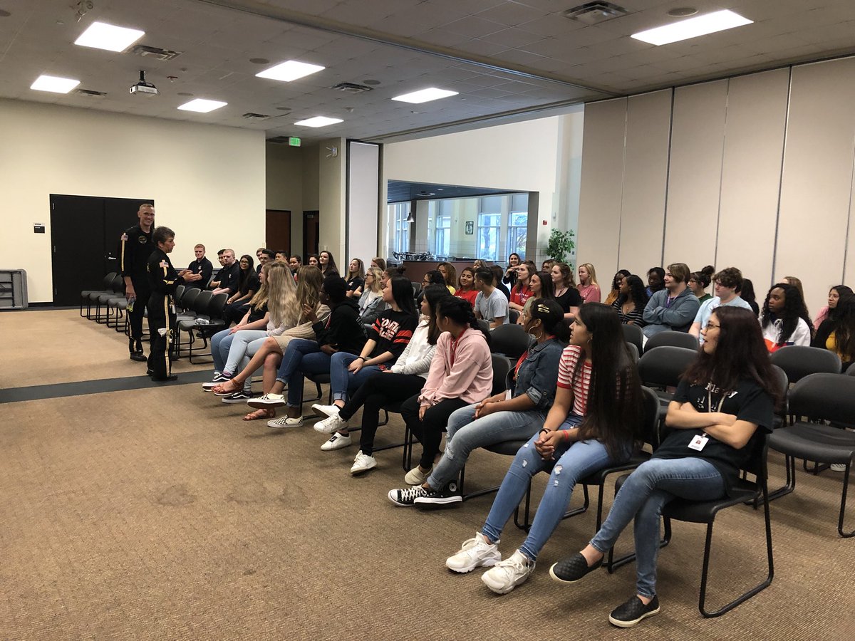 EMT_ATC's tweet image. PHI Med 10 answering questions for our students! @ctedentonisd @PHIAirMed @dentonisd @DentonATC  #ems #emtstudents #learningnewthings #airambulance #DentonISDDelilvers