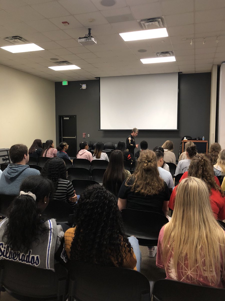 EMT_ATC's tweet image. PHI Med 10 answering questions for our students! @ctedentonisd @PHIAirMed @dentonisd @DentonATC  #ems #emtstudents #learningnewthings #airambulance #DentonISDDelilvers