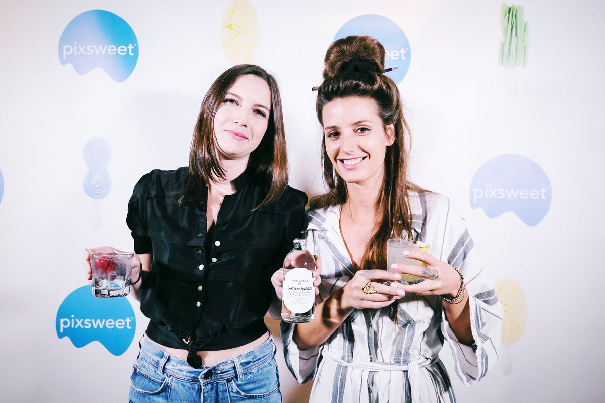 PixsweetUS's tweet photo. Friday's are more fun with friends. 

Tag a friend or your favorite brand and tell them about Pixsweet! Who would you share your favorite sweet treat with? 👫👭👬 https://t.co/4DgC9Tm6Mg