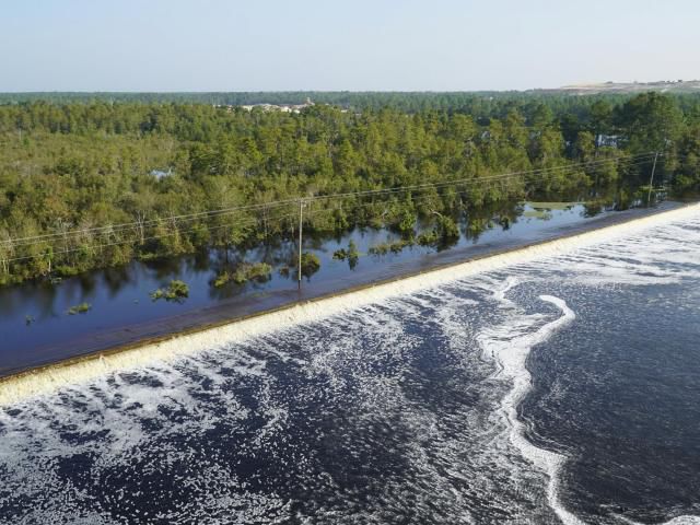 vdpluijm's tweet photo. Dam breach at Duke powerplant from #HurricaneFlorence floodwaters spilling coal ash exemplifies growing societal impact of "Cascading Hazards".  #resilience  #Carolinas #HazardRisk
https://t.co/dVURRjYnIC https://t.co/iE8rUkEvpt