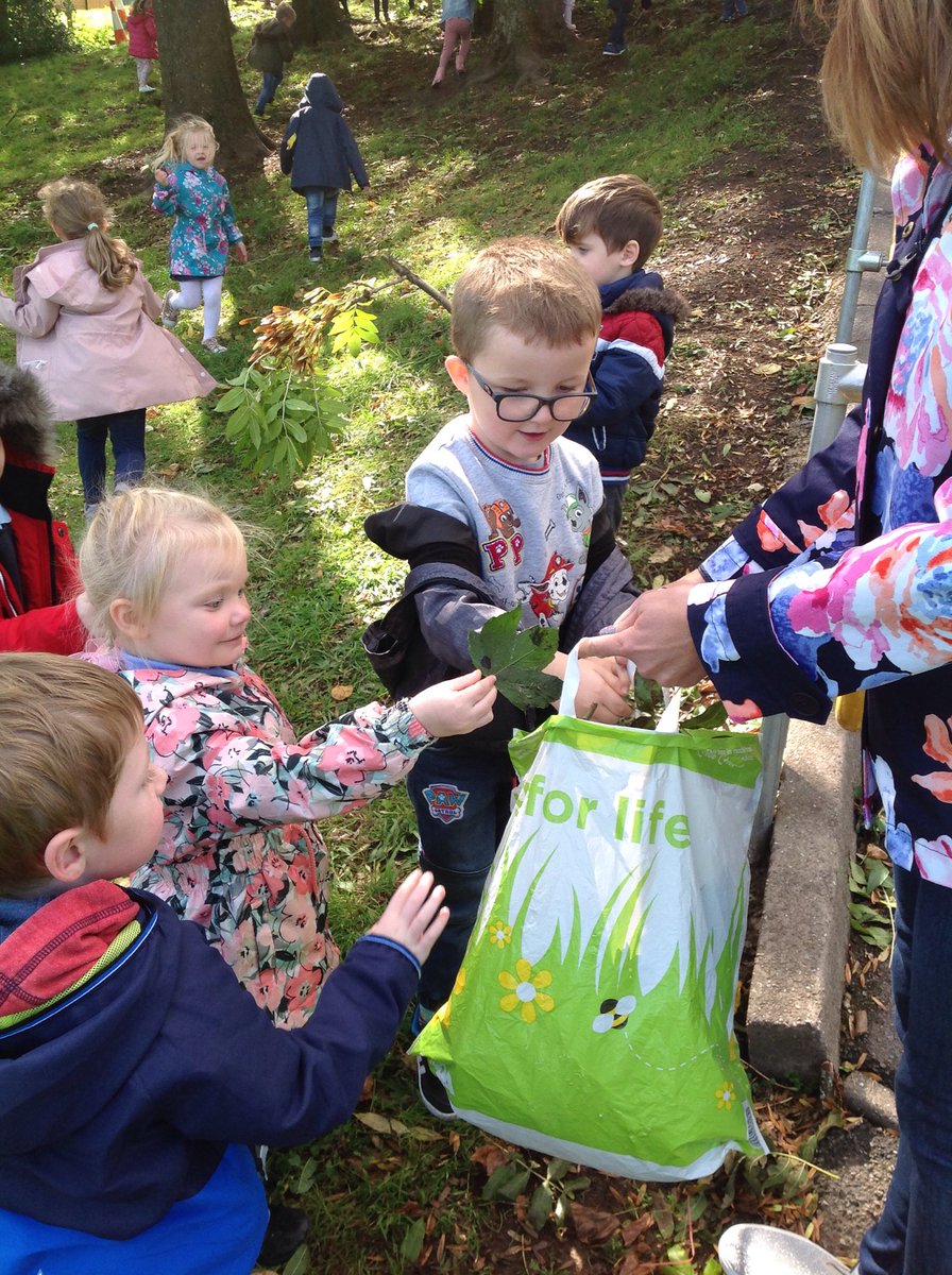 Griff_Reception's tweet image. We had great fun collecting leaves for our art work next week.