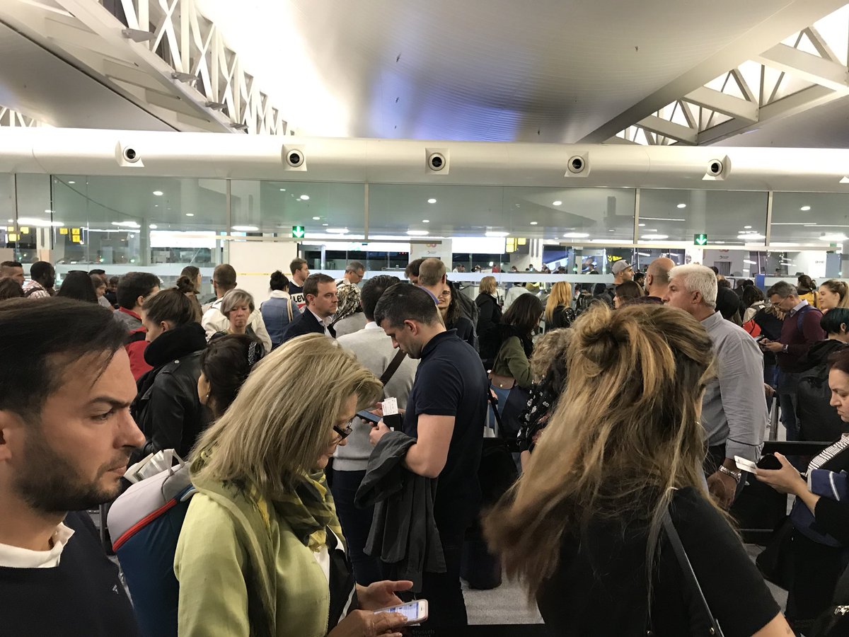 lc69282040's tweet photo. A @BrusselsAirport aucune compassion pour les familles avec petit bébé, c’est à la file comme tout le monde! Merci #brusselsairport ! 😡 https://t.co/PYaD3ZPUN0