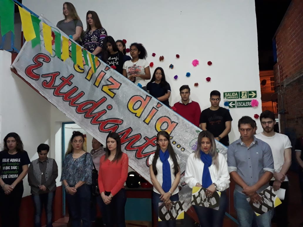 nataliaderehe's tweet photo. Inesperado homenaje de alumnos por el día del Profesor ‼ Celebramos todo Junto #primavera #DiaDelEstudiante  #diadelaprimavera #IPET1308 https://t.co/KVrEplhFx2