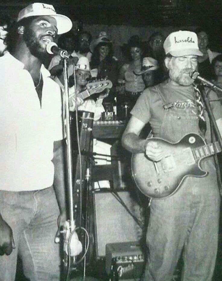 Super70sSports's tweet image. The party hasn’t really started until Willie Nelson and Earl Campbell are singing a duet ...