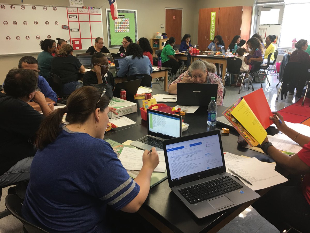 South Area teachers planning a read aloud and gradual release mini lesson ⁦<a href="/SouthArea_HISD/">SouthArea_HISD</a>⁩ ⁦⁦@BRangel_htx⁩ ⁦@NicoleMooreHisd⁩