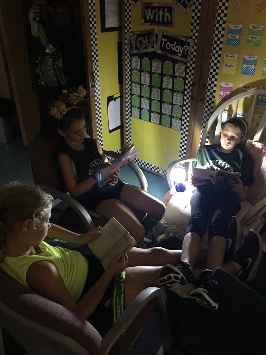 MrsAmyGarfinkel's tweet photo. First Flaslighy Friday! @WaverlyParkElem #passionatereaders #class5G https://t.co/1D3ZOgowwV