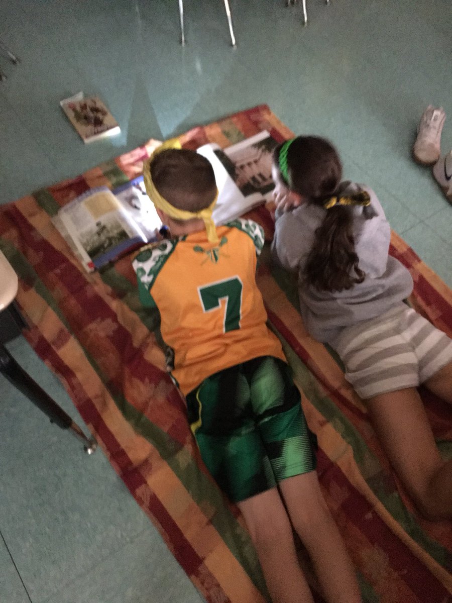 MrsAmyGarfinkel's tweet photo. First Flaslighy Friday! @WaverlyParkElem #passionatereaders #class5G https://t.co/1D3ZOgowwV