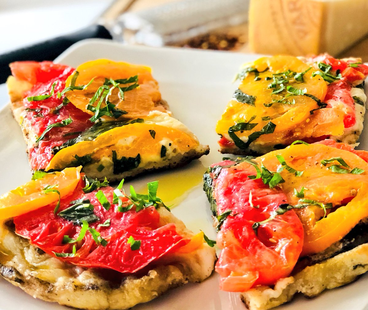 GigiWilsonTV's tweet photo. @Foodiechats @StraussMeats @StraussDirect @getfitbill @TravelingMurphy @CornerPubRon @j_cohl @JRCX @chefandbride @HomemadeDelish @Kel_Bell26 @RickGriffin @RevCiancio Pizzas! On the grill, so delicious! #FallGrilling #Pizza #Football Perfect #Fall day! #gigistyle #Foodiechats https://t.co/KcrIOxIqMR
