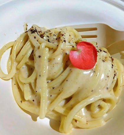 Taste of Roma l’evento gourmet della capitale organizzato da <a href="/TasteOf_IT/">Taste Festivals IT</a> Ecco la proposta de “La Terrazza Hotel Eden” dello Chef Fabio Ciervo: “Spaghetti Cacio e Pepe del Madagascar profumati ai Boccioli di Rosa”in grado di appagare il palato e gli occhi #tasteofroma #iFoodit