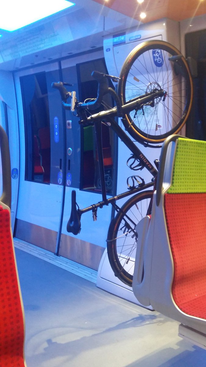 Jourdevelo's tweet photo. @LIGNEL_sncf ils sont beaux les nouveaux trains ! Mais 2 crochets pour 5 wagons vous croyez que ça suffit ?
#velo #velotaf #multimodal https://t.co/IcD3muJLi1