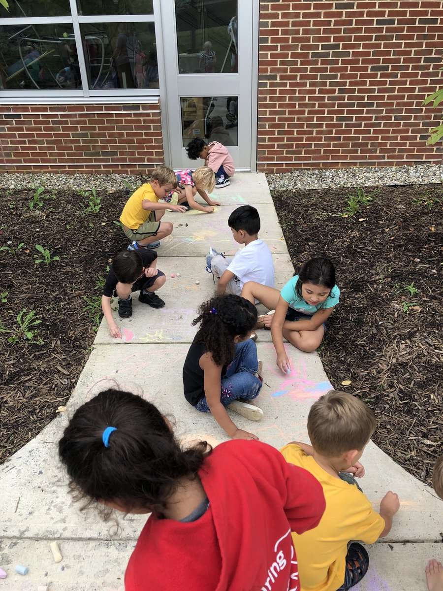 AshKTeam's tweet photo. Ashlawn Kindergarten Class is Chalking for Peace! @APSVirginia @Ashlawneagles https://t.co/y91QhLaLuQ