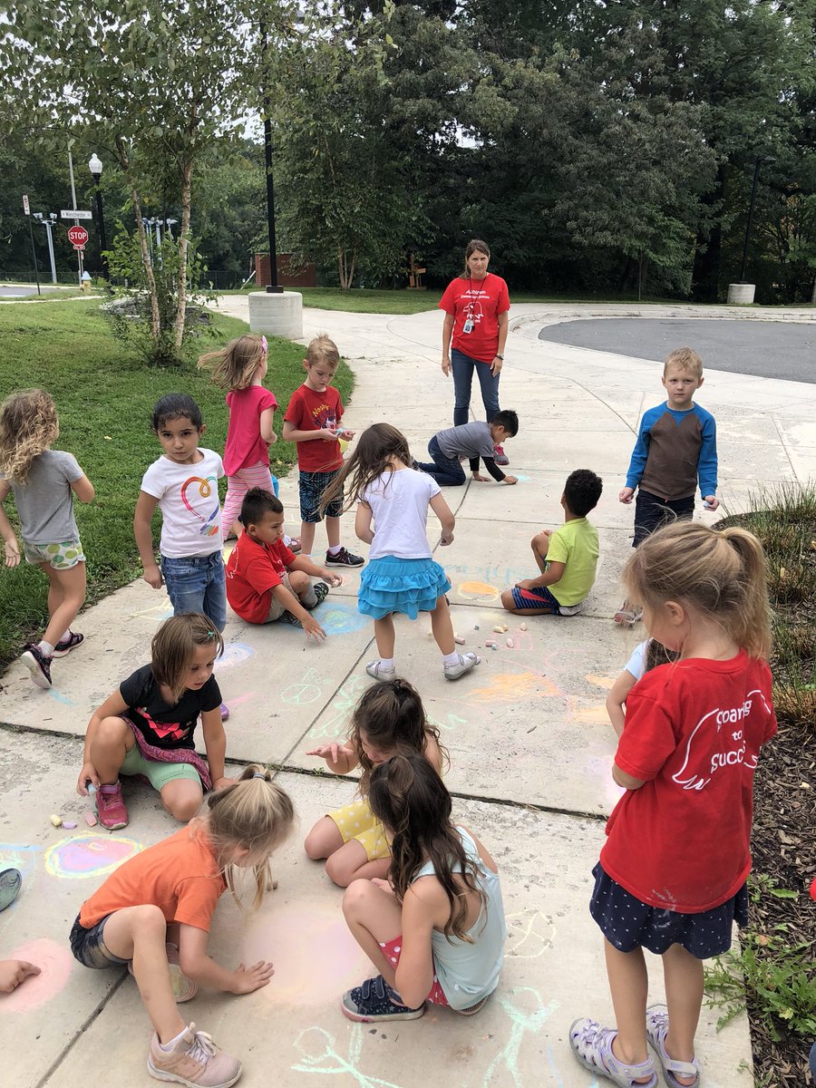 AshKTeam's tweet photo. Ashlawn Kindergarten Class is Chalking for Peace! @APSVirginia @Ashlawneagles https://t.co/y91QhLaLuQ