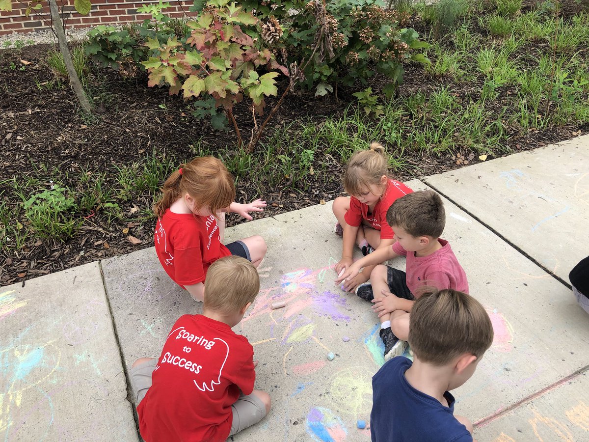 AshKTeam's tweet photo. Ashlawn Kindergarten Class is Chalking for Peace! @APSVirginia @Ashlawneagles https://t.co/y91QhLaLuQ