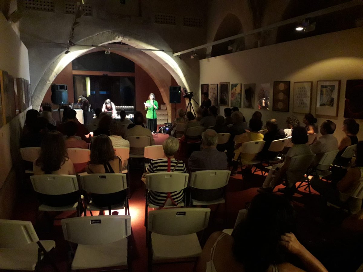 vinseum's tweet photo. El Tast Sonor d'Adele Madau transforma de nou la Capella de #Vinseum... llàstima que el tuit no pugui dir ni els sons ni els vins d'aquesta generosa #Coda de @Vinfonies amb #CellerCredo #AzulyGaranza i #Valldolina. #VilafrancaCultura https://t.co/5qw4At3A4e