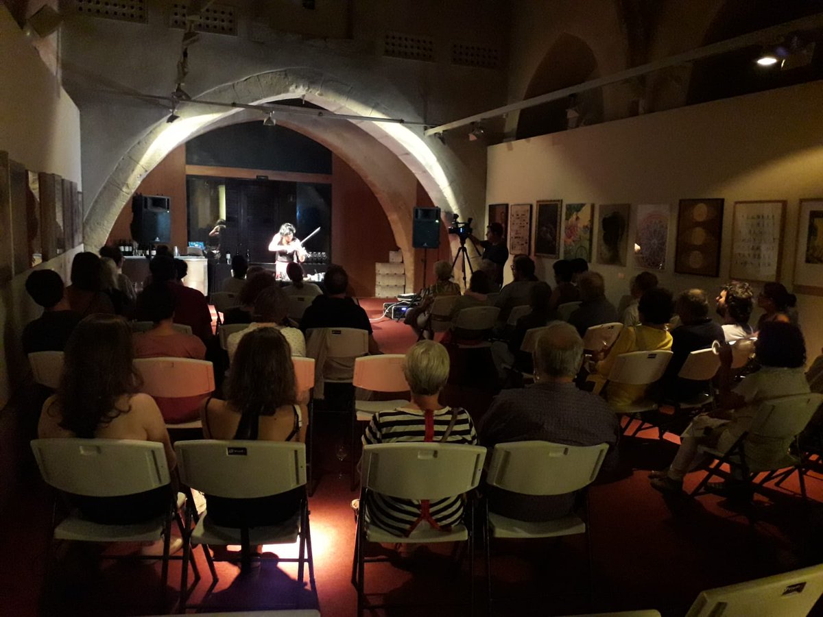 vinseum's tweet photo. El Tast Sonor d'Adele Madau transforma de nou la Capella de #Vinseum... llàstima que el tuit no pugui dir ni els sons ni els vins d'aquesta generosa #Coda de @Vinfonies amb #CellerCredo #AzulyGaranza i #Valldolina. #VilafrancaCultura https://t.co/5qw4At3A4e