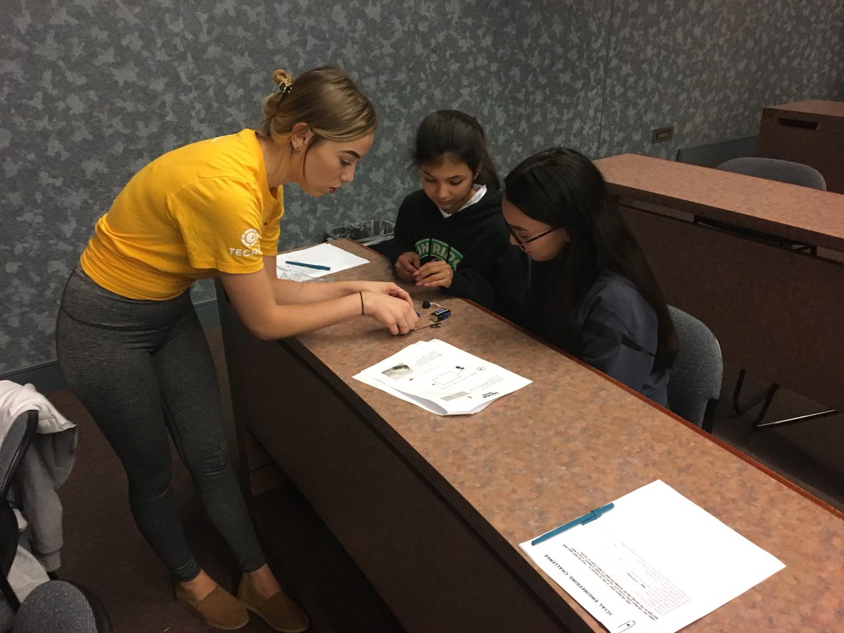 OWright_MHS's tweet photo. 6th and 7th Grade WIN students collaborating on the circuit building challenge @UTEPTechE #TechE19 #GeneralsConquer #TeamSISD @SocorroISD @SunRidge_AVID @SRidge_MS https://t.co/xxfSqfS0RT