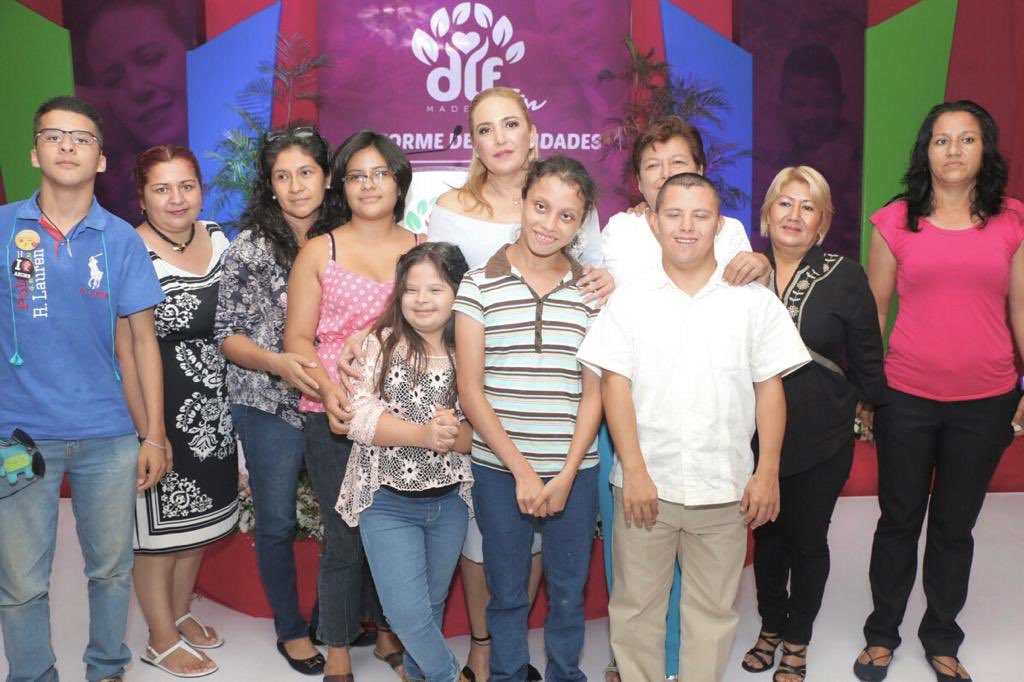 difcdmadero's tweet photo. Al rendir su informe de actividades como presidenta del @difcdmadero durante el periodo 2016-2018, la señora @angdelagarza reconoció que fueron “dos años llenos de experiencias, de retos y de esfuerzo compartido”; en beneficio de los grupos más vulnerables. https://t.co/ehvXqKcffX