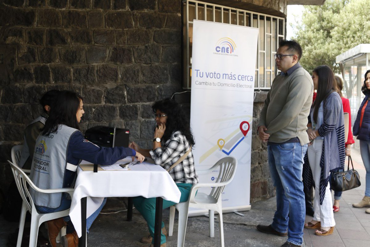 AbCamilaMoreno's tweet photo. #Microonda | @TelediarioEC Nos encontramos en varios puntos con las brigadas de Cambio de #DomicilioElectoral.
En el siguiente link pueden conocer que brigada está más cerca a tu domicilio:
👇👇👇
https://t.co/hHSQTxfTrX https://t.co/HoJdl1zfqY