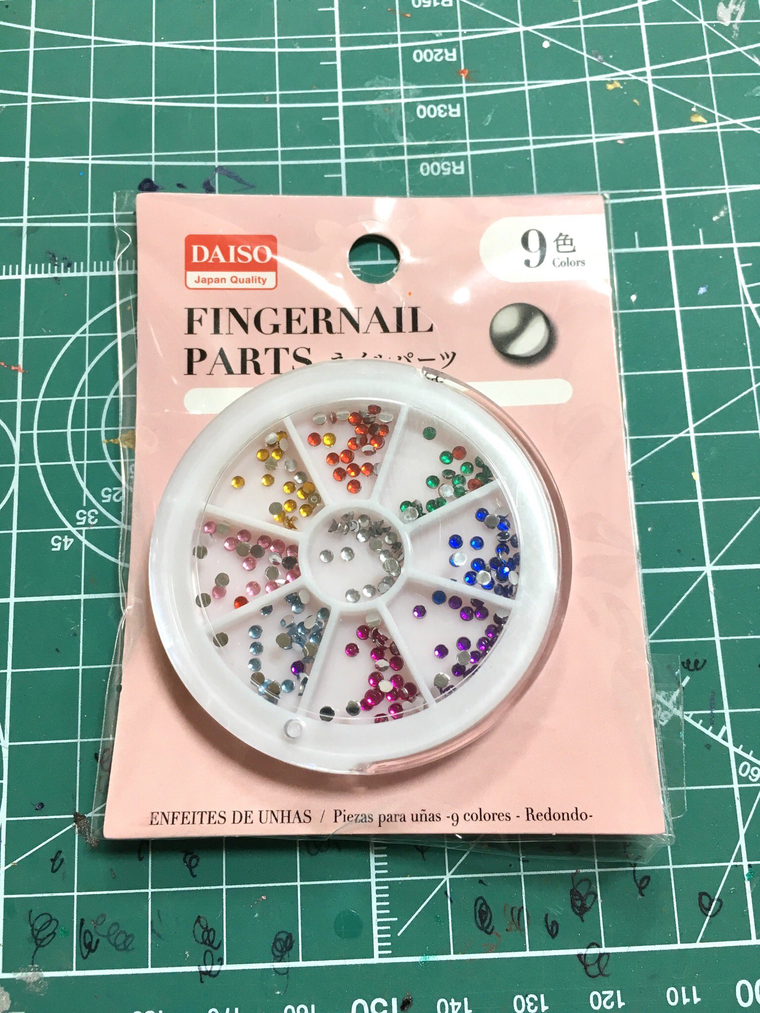 ネコキック 飛駆鳥大将軍の軍配に ダイソーのラインストーンをペン型のりで接着 少し小さいですが カラー がオレンジ以外揃っているのでオススメです 黄色のラインストーンを赤マッキーで少し塗るだけで オレンジ色も簡単に作れます T Co ネコキック 飛駆鳥大将軍の軍配に ダイソーのラインストーンをペン型のりで接着 少し小さいですが カラー がオレンジ以外揃っているのでオススメです 黄色のラインストーンを赤マッキーで少し塗るだけで オレンジ色も簡単に作れます T Co