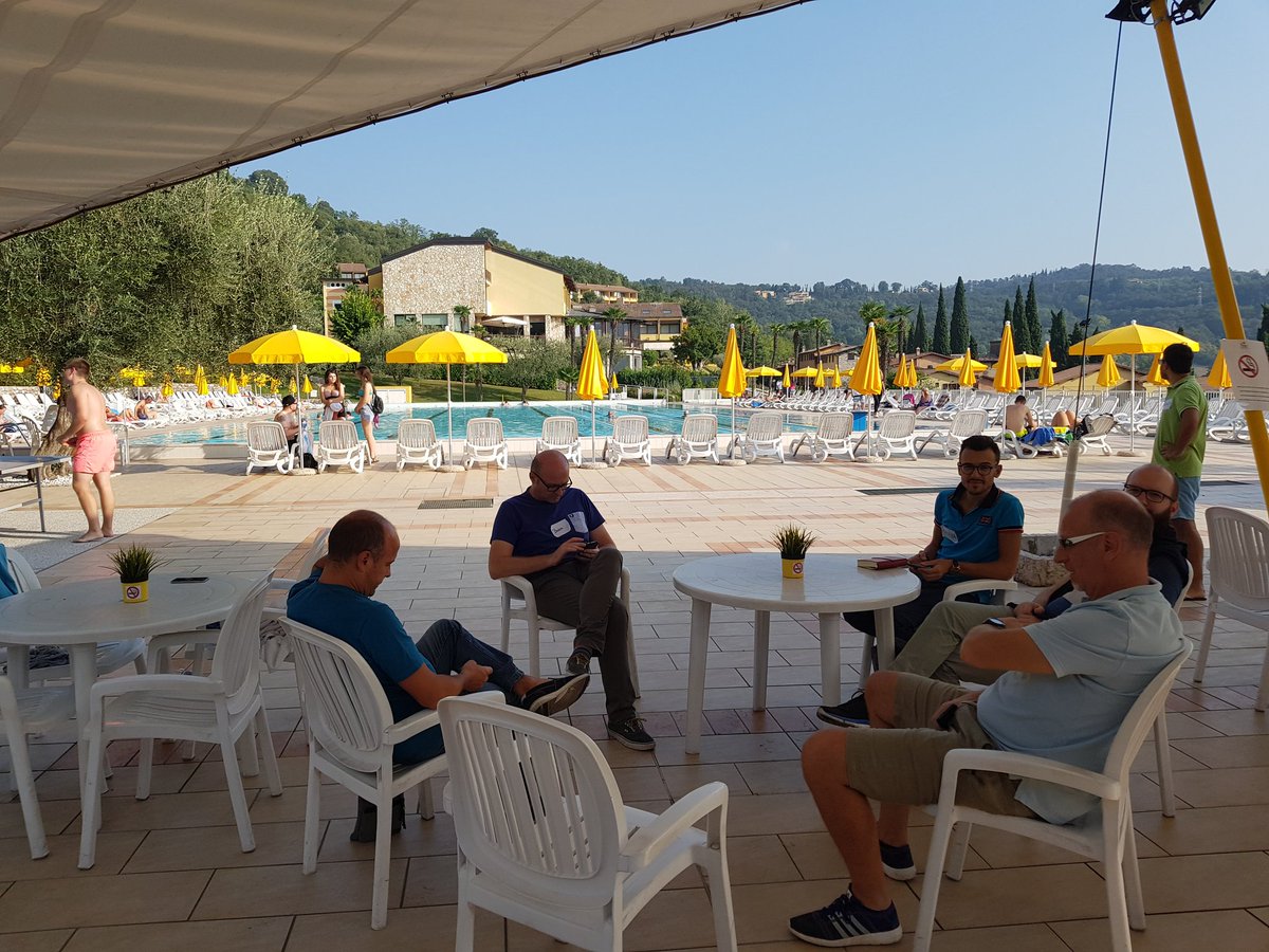 AndreaVallotti's tweet image. Waiting for @xpmatteo&apos;s session on #frameworkless by the pool 😊🔝 #accit18 #enjoying