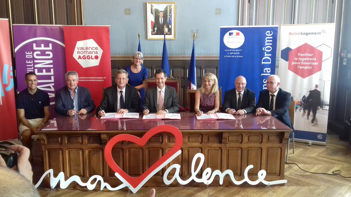 VilledeValence's tweet photo. #moncoeurvalence : le plan #actioncoeurdeville est signé pour la valorisation des #commerces et la dynamisation du #CENTREVILLE
avec @ValenceRomans @Prefet26 @ANAH_Officiel @AnruOfficiel @La_drome @auvergnerhalpes #actionlogement @CaissedesDepots @_Bercy_ https://t.co/HIdH0tenpu