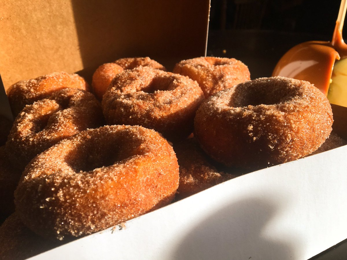 KierraElfalanTV's tweet photo. I’m having the hardest morning. First I get to High Country Orchard in Green Bluff and they greet me with a pumpkin latte. Then a fresh peach smoothie, than a pumpkin scone, a carmel apple and now I have to eat these warm pumpkin donuts. #Fall #pumpkinspice 🎃🍩 https://t.co/vQKELhKn6e
