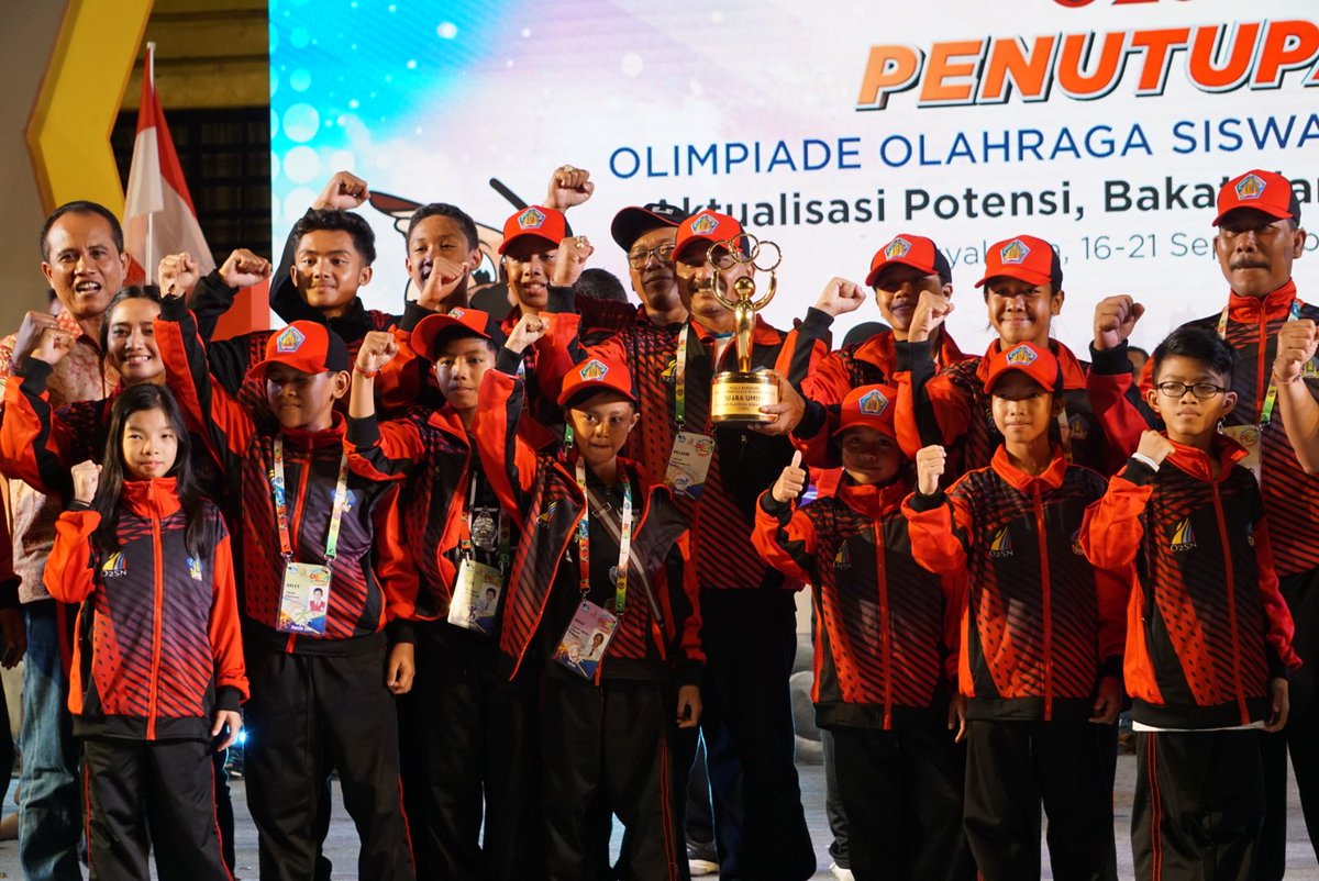 Kemdikdasmen's tweet photo. Selamat! Provinsi Bali menjadi juara umum Olimpiade Olahraga Siswa Nasional Tahun 2018 dengan perolehan 17 emas, 4 perak, dan 11 perunggu. Posisi ke-2 dan ke-3 ditempati oleh Prov. Jawa Timur dan Jawa Tengah. #O2SN2018 https://t.co/B5xc29fLZ9