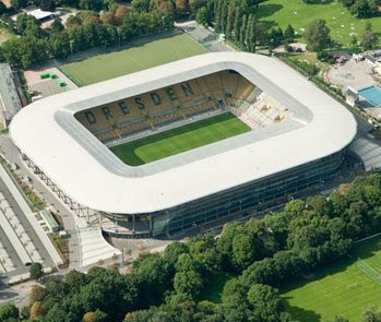 aitorlagunas's tweet photo. Que una empresa ponga su nombre a un estadio pasa a menudo. Lo que no pasa nunca es que una empresa compre ese derecho... para luego preguntarle a los aficionados qué nombre prefieren. Como en Dresde https://t.co/IZgkbk6GBd