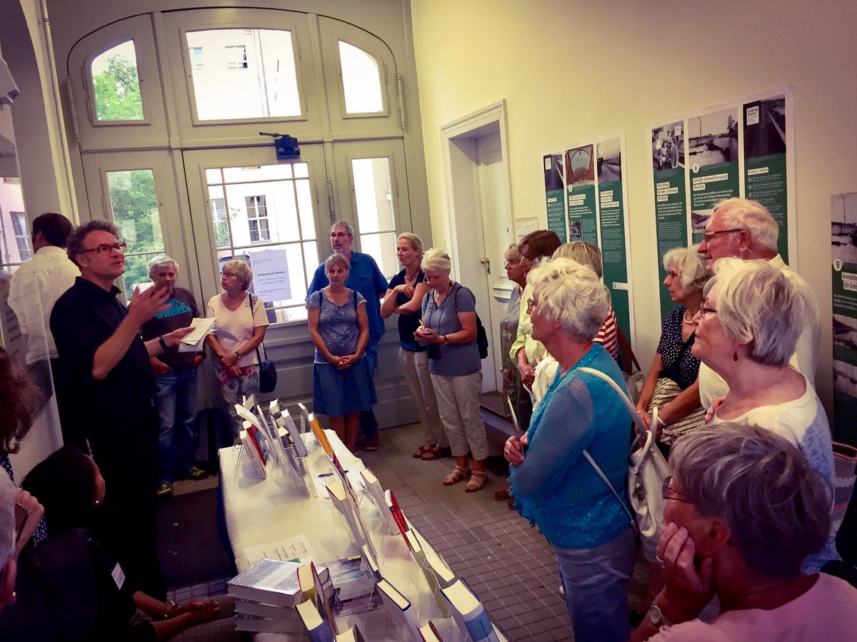 Tag der offenen Tür am <a href="/zzfpotsdam/">ZZF Potsdam (Institut der Leibniz-Gemeinschaft)</a> in #Potsdam: ZZF-Kollege Peter Weiß erzählt die wechselvolle Geschichte des Hauses. Manfred Krug drehte einst den DEFA-Film "Husaren in Berlin" auf dem Neuen Markt. Außerdem wurde Wilhelm von Humboldt hier geboren. Vermutlich. #Wisskomm