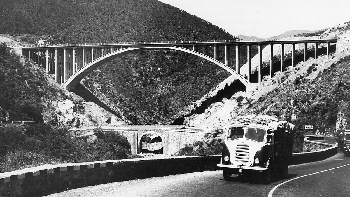 StradeAnas's tweet photo. Alla scoperta della storia d'#Italia e delle sue #strade con #MUVIAS.
Nel 1955 un piano decennale di costruzioni autostradali diede vita alla seconda generazione delle #autostrade italiane, portando dai 500 km di fine anni ‘50 ai 5.500 km di autostrade degli anni ‘70. https://t.co/pxDQyOoIbR
