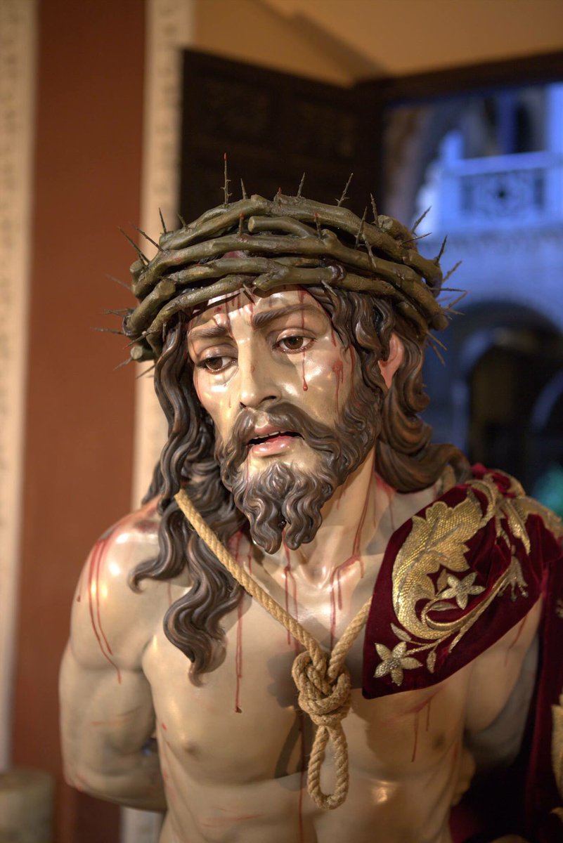 CristoCoronado_'s tweet photo. “Espera. Los judíos quieren un rey. Vamos a dárselo. Ése...”dice un soldado. Y sale raudo, a un patio de detrás-. Vuelve con un haz de ramas de espinos albar agreste, de espinas bien duras y aguzadas. Luego hacen un círculo con las ramas y lo acalcan en la pobre cabeza... https://t.co/da13jwk965
