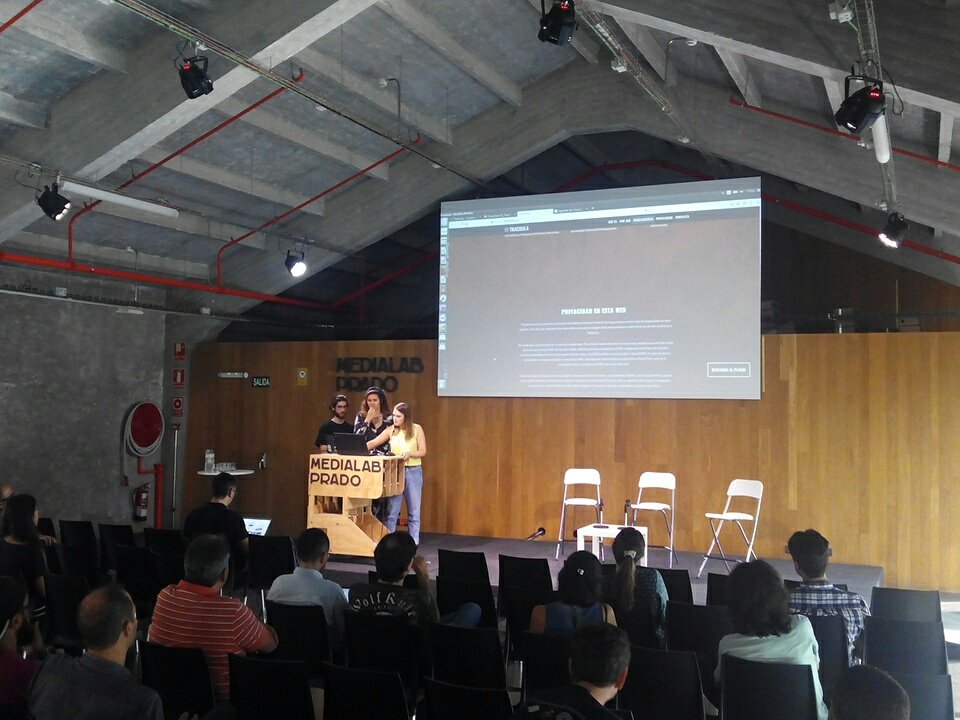 1upRetroMod's tweet image. Qué alegría volver a ver al equipo de #trackula presentando su proyecto en #Visualizar18 :)
