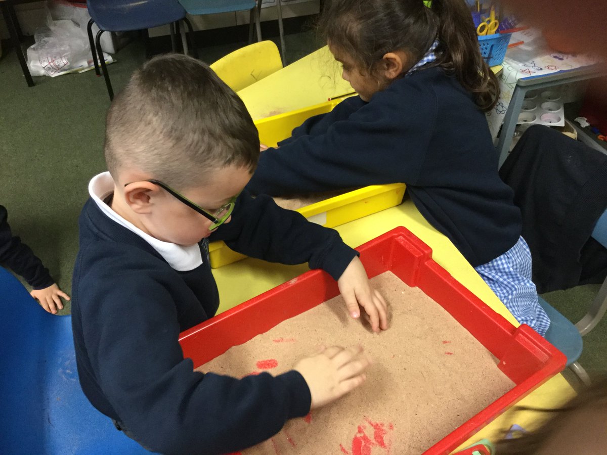 GoodlyburnPS's tweet image. Primary 1&apos;s number of the week has been 5. There has been a lot of discussion about forming numbers, recognising, sorting, counting and sequencing. @Numicon #numicon #developingstrategies #skills #learningthroughplay #activelearning #creative #numbersarefun