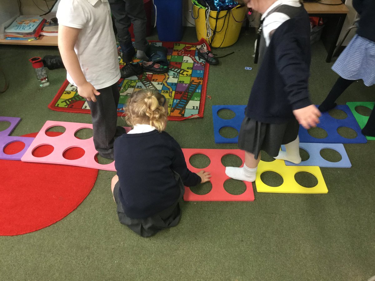GoodlyburnPS's tweet image. Primary 1&apos;s number of the week has been 5. There has been a lot of discussion about forming numbers, recognising, sorting, counting and sequencing. @Numicon #numicon #developingstrategies #skills #learningthroughplay #activelearning #creative #numbersarefun