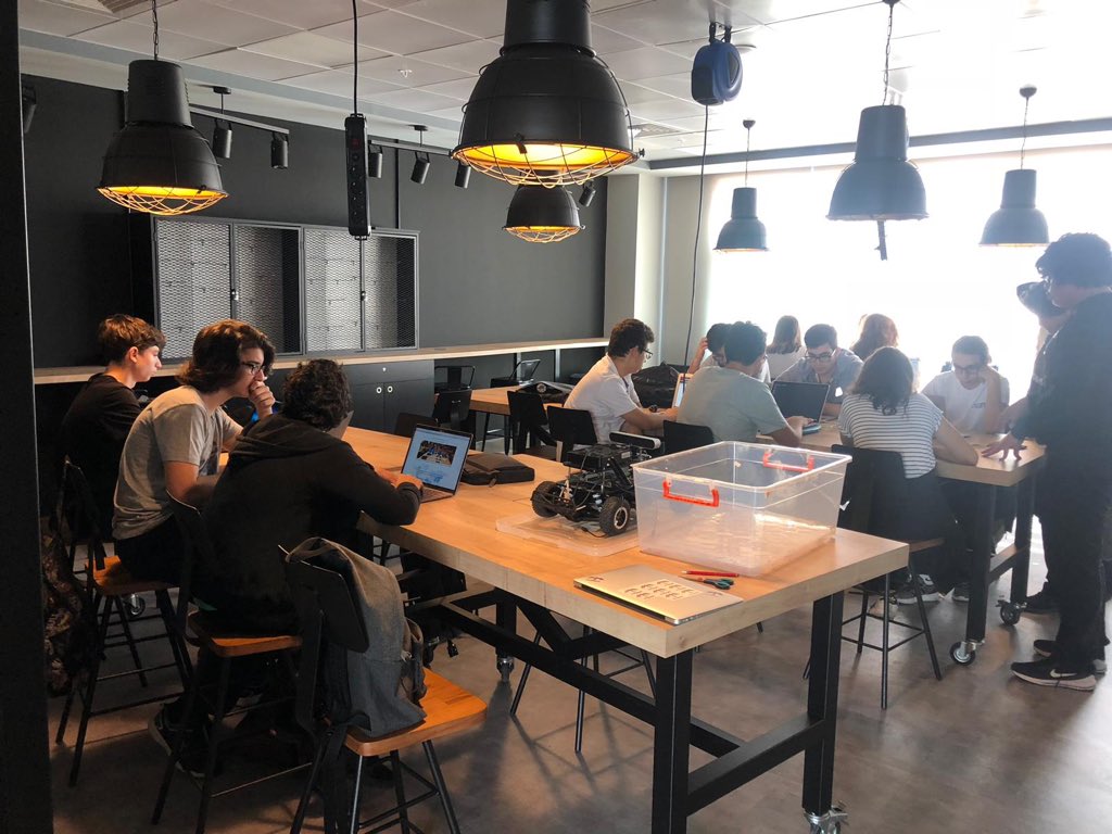 hakan_umutlu's tweet photo. Yapay Zeka Lab’ını da bünyesine katan @SAC_XZone, #FRC Takımımız @XSHARC6838 ‘ye, otonom araç takımız #Phoenix ve @SAC_Makers ‘a ev sahipliği yaparken, yeni girişimcilik topluluğumuz #SACLaunchX ‘e de kapılarını açtı. #birlikteüretim #inovasyon https://t.co/8r1X04FGGM