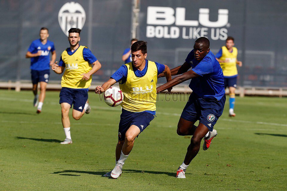 ValenciaCrew_'s tweet photo. Sesión de entrenamiento de hoy viernes con vistas al partido que disputa el equipo este domingo a las 16:15h en el estadio de la cerámica;bajo la atenta mirada de Anil y Marcelino se han entrenado sobresale la figura de Coquelin que ya empieza la luz.

( 📸 @valenciacf) https://t.co/BVROmoeIux