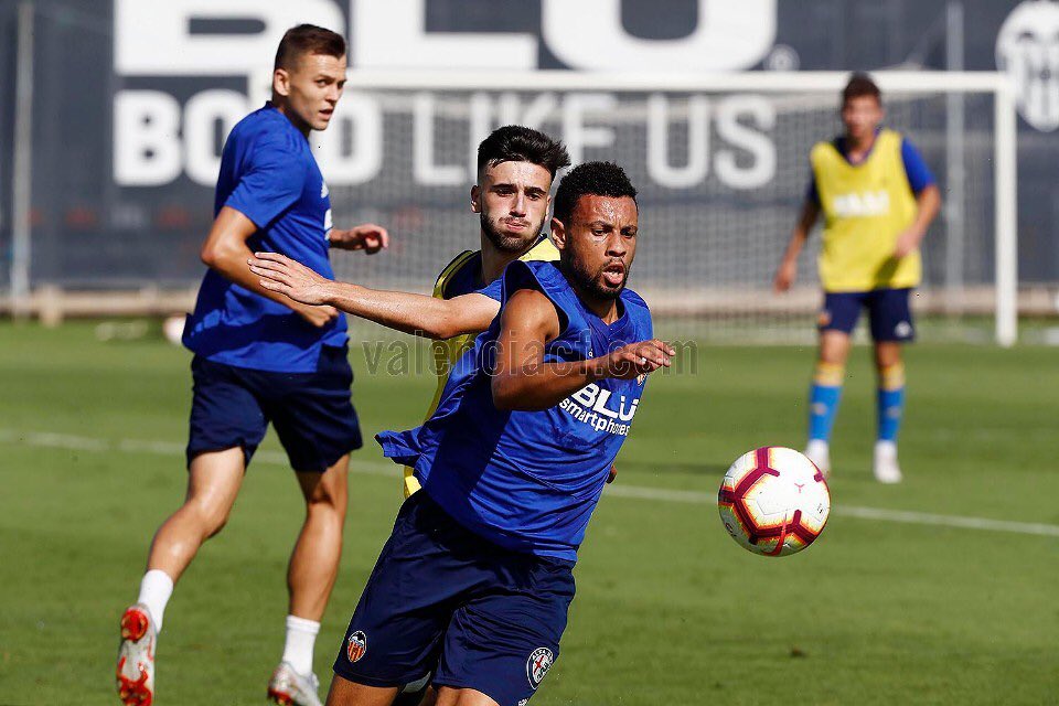 ValenciaCrew_'s tweet photo. Sesión de entrenamiento de hoy viernes con vistas al partido que disputa el equipo este domingo a las 16:15h en el estadio de la cerámica;bajo la atenta mirada de Anil y Marcelino se han entrenado sobresale la figura de Coquelin que ya empieza la luz.

( 📸 @valenciacf) https://t.co/BVROmoeIux