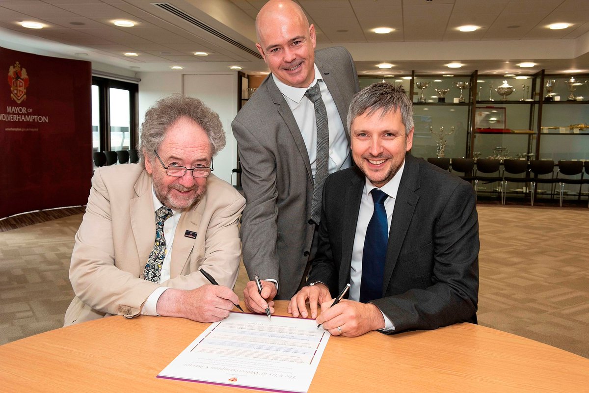WolvesCouncil's tweet photo. Major construction company @gallifordtry Try signs up to City of Wolverhampton Charter. Firm currently developing city’s new railway station. Another division of the plc, @GTPartnerships  , building more than 220 homes at 2 city sites: https://t.co/qQBKwQ5mVJ  #investwolves https://t.co/P8QZKOk2D3