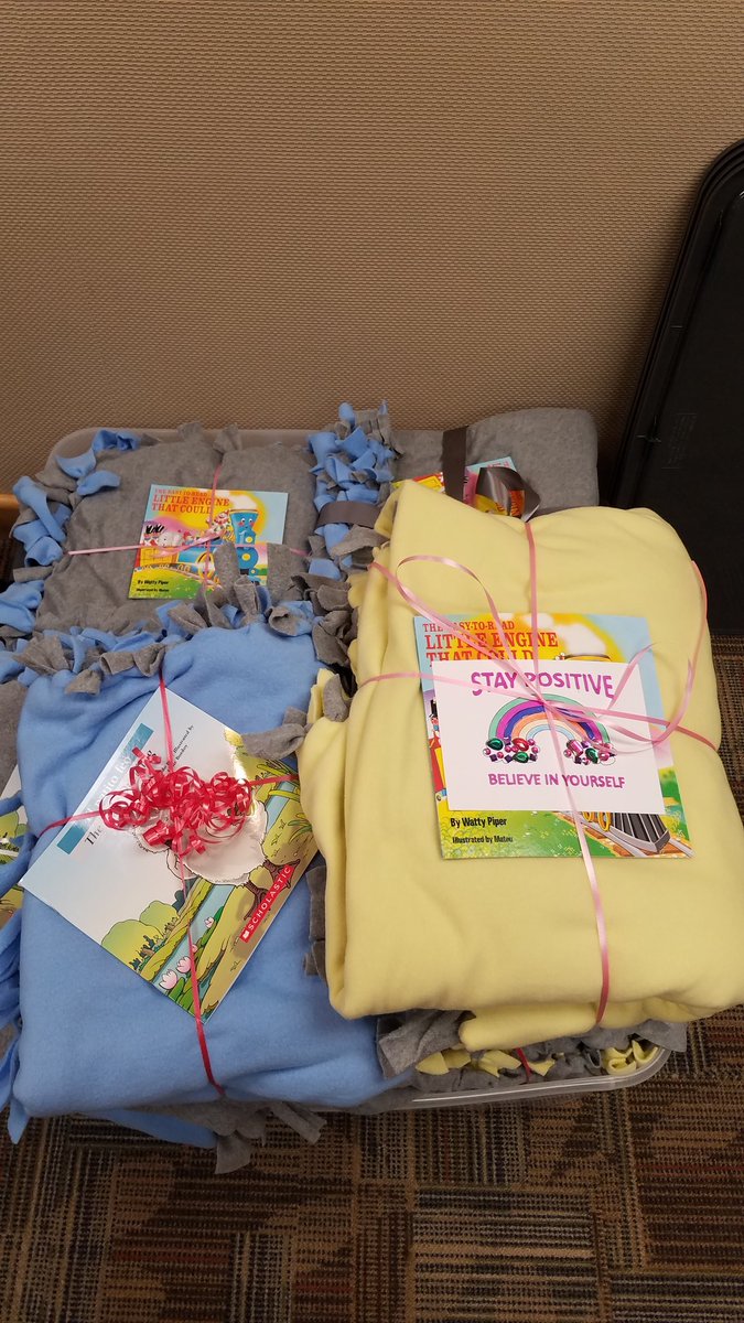 ms_mstuber's tweet photo. It's event season and I couldn't be happier to have spent yesterday working with @Aramark to create 1,000 hygiene kits and over 50 blankets for a local shelter. #makebetterhappen #AramarkVolunteer https://t.co/NH55RElouW